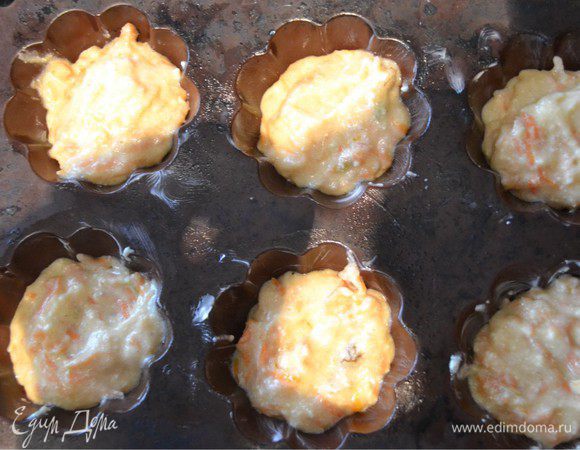 Выкладываем все в силиконовые формы (они более удобные для нежной выпечки), и выпекаем при 180 градусах 20-25 минут.