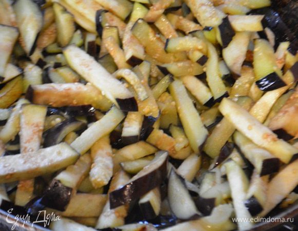Баклажаны помыть, обсушить и нарезать соломкой. Обжарить на 2 ст. л растительного масла до небольшого подрумянивания и мягкости.