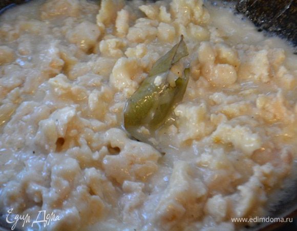 Фарш обжарить на растительном масле. Муку развести в 1 стакане воды, влить в фарш, посолить, поперчить, положить лавровый лист, перемешать и тушить 10 минут