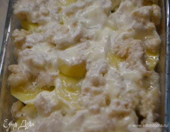 Форму смазать маслом. Картофель очистить и нарезать ломтиками, посолить.
1/2 часть картофеля выложить в смазанную маслом форму. На него половину фарша. Далее баклажаны, снова картофель и фарш. Запеканку смазать сметаной.