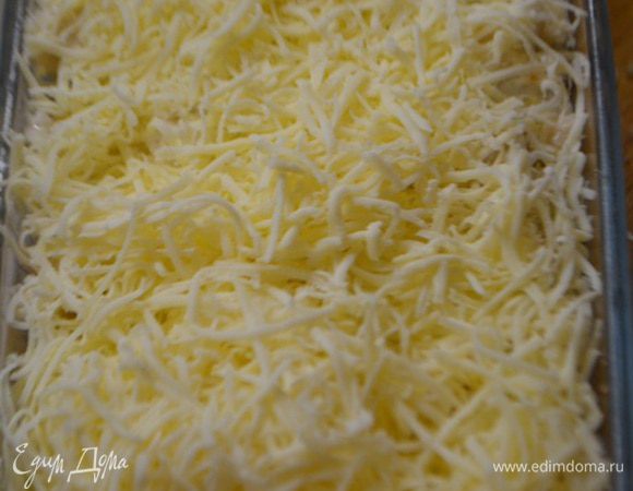И посыпать натертым сыром. Выпекать в духовке при Т 180 градусов 45 минут.