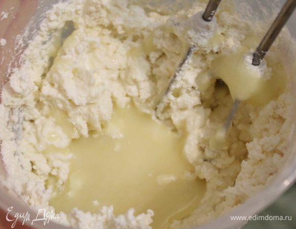 Творог пропустить через сито, добавить размягченное масло, ванильный экстракт и хорошенько перемешать. Затем добавить охлажденный заварной крем и взбить до однородной консистенции.
