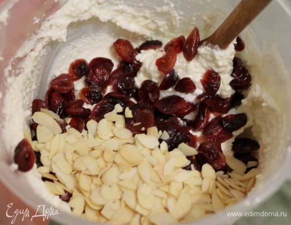 Миндальные лепестки слегка обжарить на сухой сковородке (без добавления масла!). В творожную массу добавить миндальные лепестки, вяленую клюкву, перемешать.