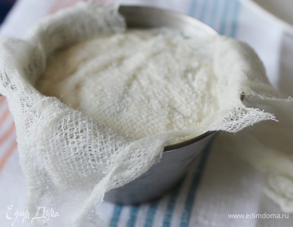 Формочки (у меня 4 диаметром) выстелить в три слоя чистой марлей, заполнить творожной массой. Свисающими концами марли накрыть творог, сверху поставить груз (это может быть чашка или стакан с водой) и поставить на 8 часов в холодильник.