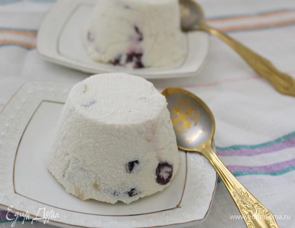 Для соуса замороженную клубнику прогреть на маленьком огне, добавить сахар и ещё немного прогреть до растворения сахара. Охлажденную творожную массу перевернуть на тарелку, освободить от марли, полить клубничным соусом.