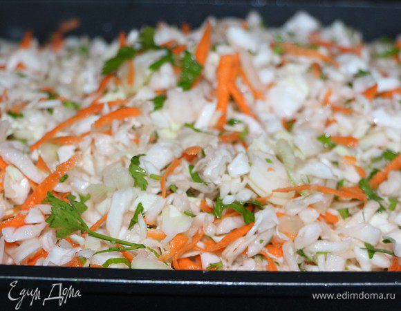 Всё смешать (капусту, морковь, лук, чеснок, петрушку), посолить по вкусу. Готовой начинкой заполнить перцы. 