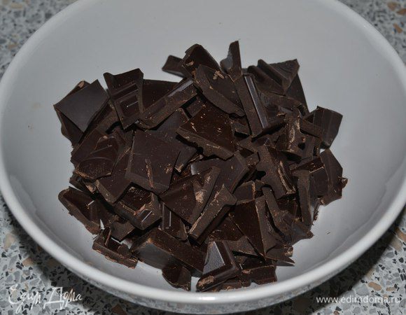 Шоколад мелко покрошить.