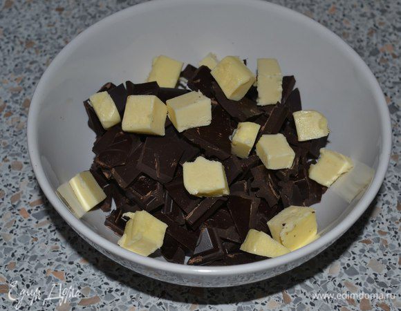 Добавить к шоколаду сливочное масло. И отправить в микроволновку. 