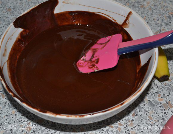 Каждые 20 секунд перемешивать. И так до полного соединения шоколада и масла. Оставить в сторонку.