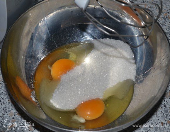 Тем временем взбиваем яйца и сахар несколько минут. Нам нужно, чтобы масса посветлела.