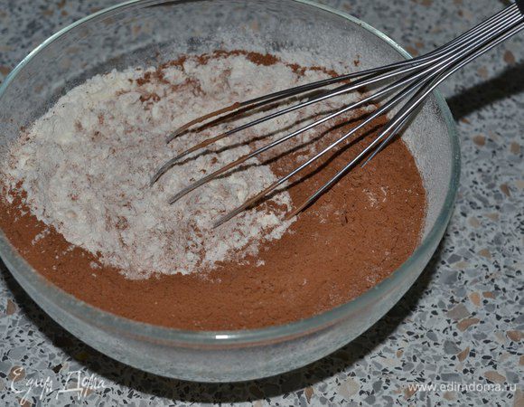 В другой миске смешать сухие ингредиенты: муку, какао, разрыхлитель, соль. Я добавила ещё щепотку мяты. И венчиком перемешать.