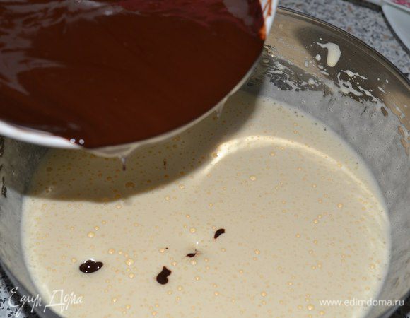 К яичной смеси добавим шоколадную смесь.