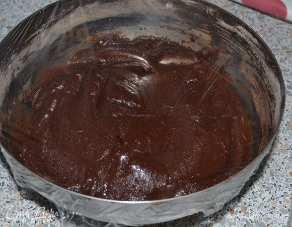 Накрыть пленкой и убрать в холодильник на 2 часа.