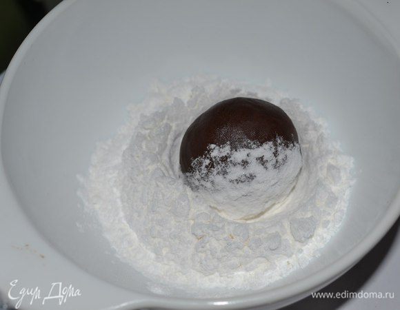 Через 2 часа достаем тесто из холодильника. С помощью ложки формируем шарики и обкатываем в сахарной пудре.