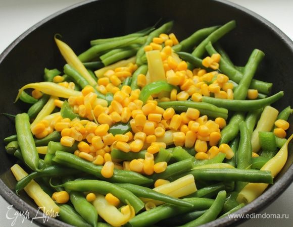 Фасоль отварите да полуготовности, перец (перец лучше взять красный) порежьте соломкой, обжарьте на оливковом масле. Добавьте кукурузу.