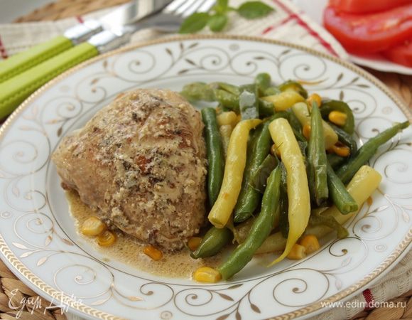 Выложите курицу на тарелочку, полейте соусом, добавьте обжаренные овощи.