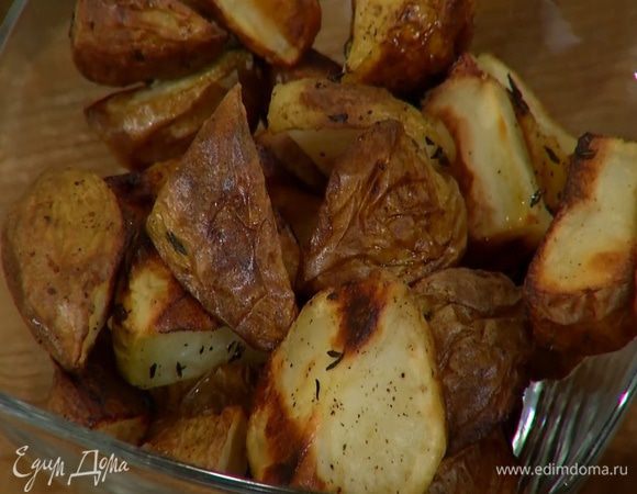 Картофель, не очищая, вымыть, крупный разрезать на 4 части, мелкий — пополам. Выложить в форму и запекать в разогретой духовке до появления румяной корочки.