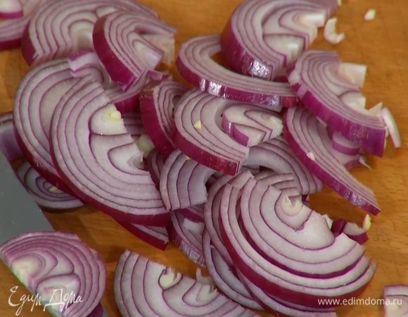 Лук почистить и нарезать полукольцами.