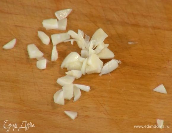 Чеснок почистить и порезать не слишком мелко.