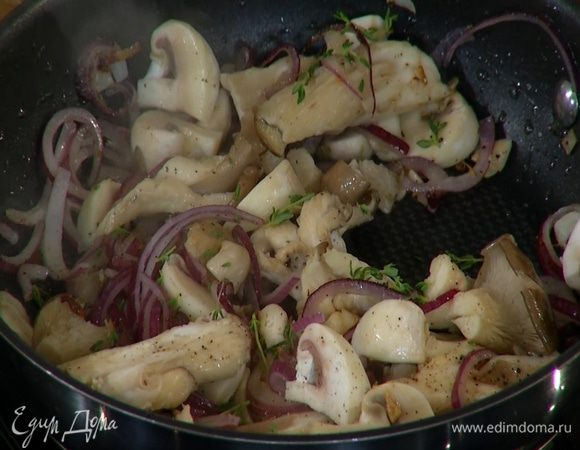 Грибы порезать небольшими кусочками, добавить к луку с чесноком, посолить, поперчить и посыпать листьями тимьяна.