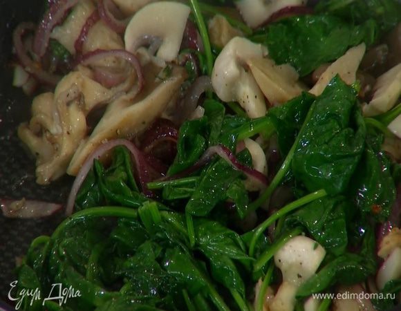 Шпинат выложить в сковороду с грибами, перемешать, убавить огонь, накрыть крышкой и готовить пару минут.