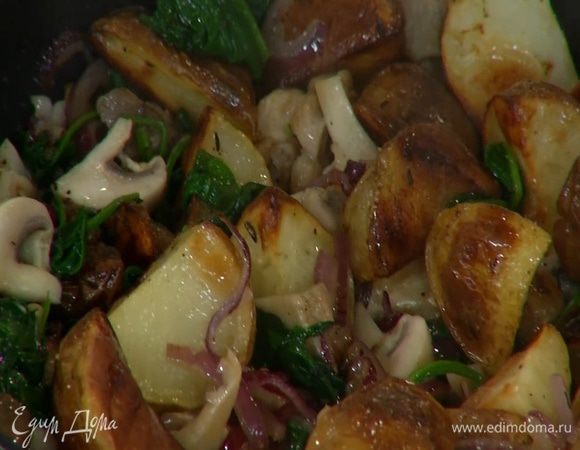 Добавить запеченный картофель, все перемешать, накрыть крышкой и еще немного прогреть.