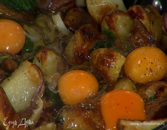 Залить картофель с грибами яйцами, посолить, поперчить, снова накрыть крышкой и жарить 1–2 минуты.