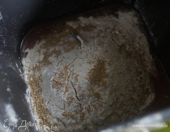 Тесто я замешивала в х/п. Для этого в чашу х/п налить томатный сок, посолить, добавить сахар и растительное масло, всыпать муку и дрожжи. Поставить в режим тесто, через 1,5 часа будет готово отличное нежное, воздушное тесто.
Если нет х/п, то можно замесить тесто самим. Для этого в чашу налить томатный сок, посолить и добавить сахар, влить масло, небольшими порциями всыпать муку вместе с дрожжами. Замесить гладкое тесто, не липнущее к рукам. Тесто не должно быть крутым, поэтому добавляйте муку, только после того как первая порция муки полностью "впиталась" в тесто. Накрыть тесто полотенцем и поставить в теплое место подходить на 1-1,5 часа.
