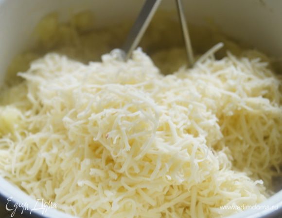 Для начинки картофель очистить и отварить в подсоленой воде до готовности. Слить лишнюю воду и превратить картофель в пюре. Добавить масло и натертый на мелкой терке сыр. Все хорошо перемешать и дать остыть.