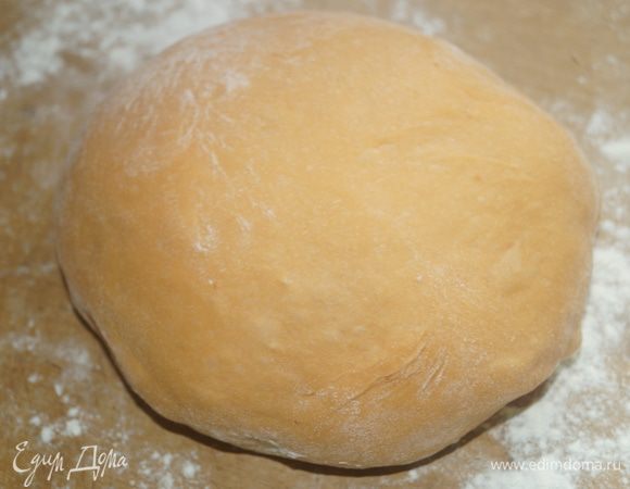 Готовое тесто достать разделочную поверхность.