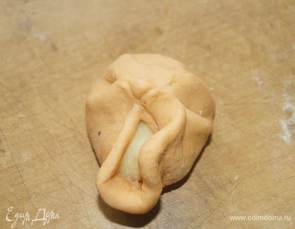 Сформировать пирожок или булочку.