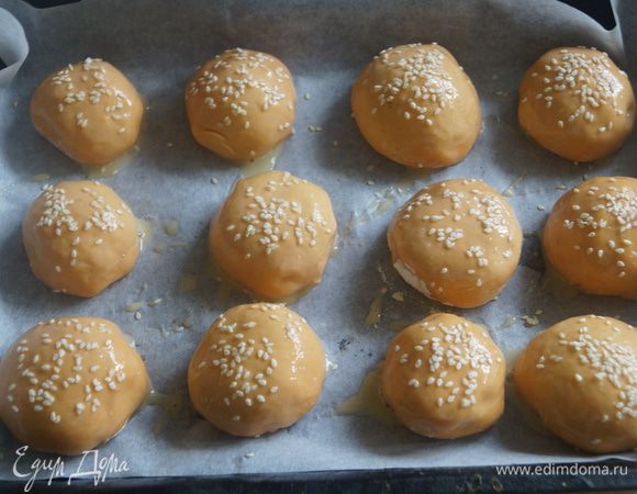 Выложить пирожки на противень застеленный бумагой для выпечки. Смазать пирожки смесью из взбитого яйца с молоком. Посыпать кунжутом. Выпекать в разогретой до 200 гр. духовке 15-20 минут. Подавать к столу в теплом виде. Приятного аппетита!