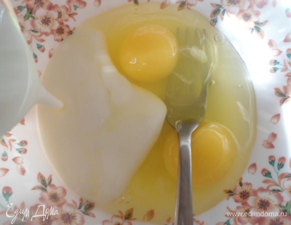 Смешаем яйца, кефир  и щепотку соли. 