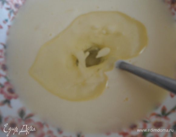 Добавим растительное масло (можно заменить растопленным сливочным).