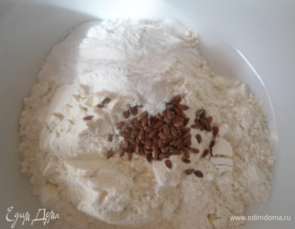 В другой посуде смешаем муку, разрыхлитель, льняные семечки и сахар. 
