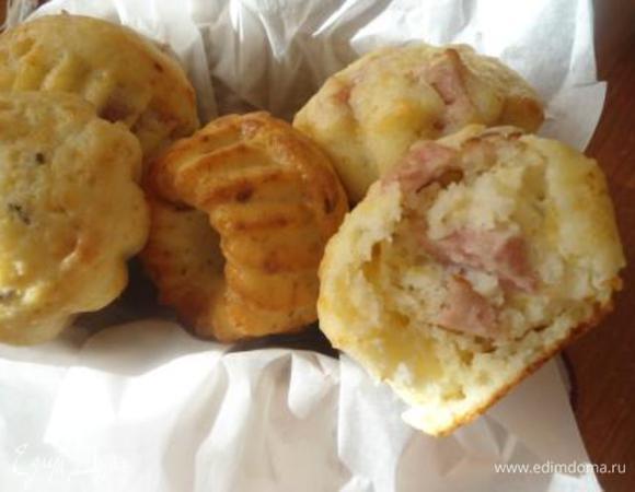 Смешаем обе смеси: сухую и жидкую и ветчину. Быстро замесим тесто. Я делала в силиконовых формочках, так что не смазывала ничего, сразу выложила в формочки. Пекутся наши маффины в разогретой до 200 градусов духовке 15 минут. Удобно брать такие булочки с собой на перекус. Начинку меняйте по своему вкусу. Угощайтесь! 