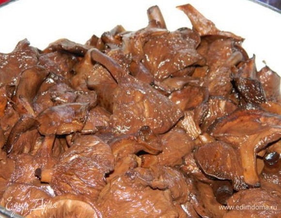 Сложить грибы в кастрюлю и залить водой, отварить. Когда вода закипит, посолить так, чтобы соль хорошо чувствовалась на вкус. Дать покипеть 35 минут, откинуть грибы на дуршлаг и хорошо промыть в холодной воде.