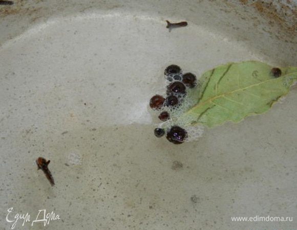 Варим маринад: на 1 литр воды добавляем специи, соль и сахар с горкой. Доводим до кипения.