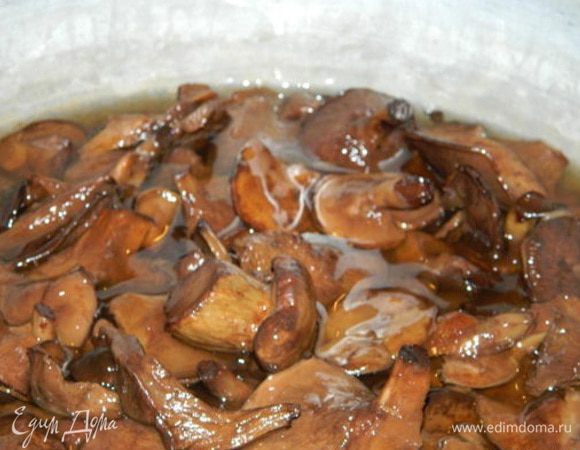 Выложить в маринад грибы (обязательно промытые!) и проварить 20 минут.