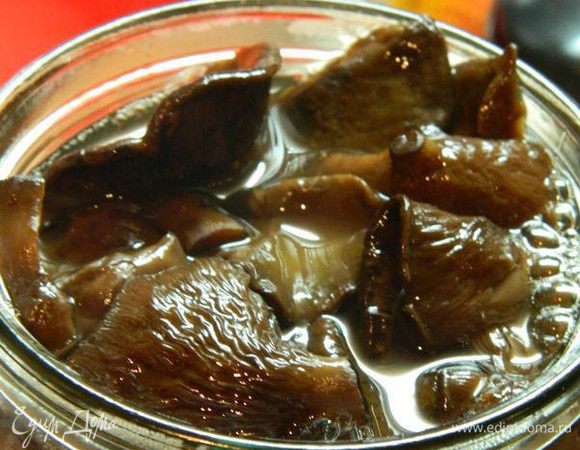 Сложить грибы с маринадом в стерилизованные банки. Закатать под железные крышки.
P.S. Не пугайтесь если маринад покажется острым. Грибы набирают все, что им надо, и получаются очень вкусные!
Хранить грибочки в погребе или холодильнике.