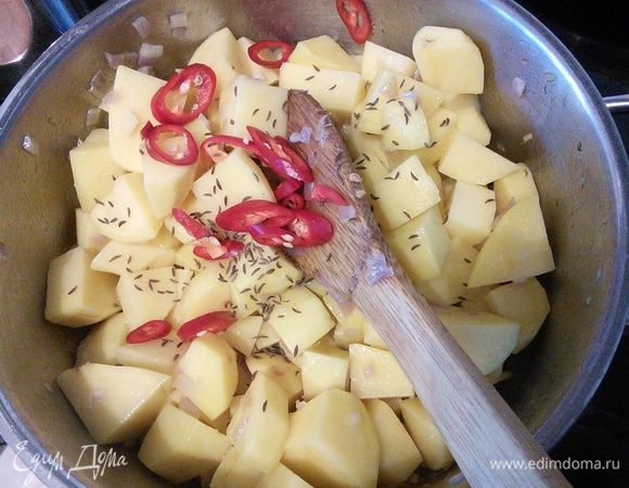 Чили освободить от семян и нарезать на тонкие полосочки. Остроту, т. е.  количество чили, регулируйте по своему вкусу. Добавить чили и тмин. 