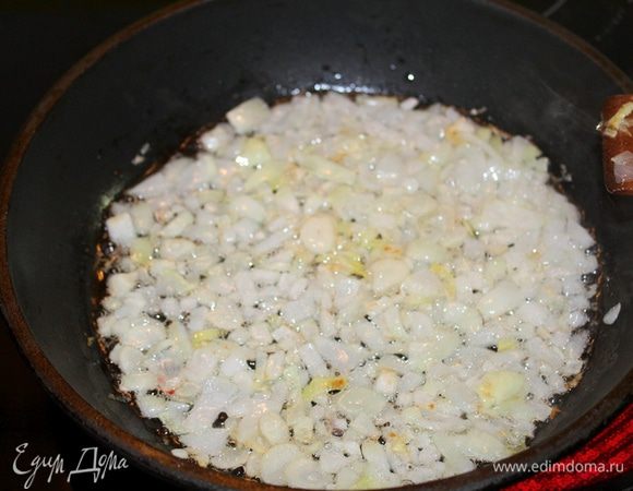 Лук и чеснок мелко нарезать, обжарить до мягкости на растительном масле.