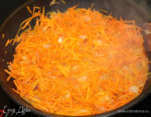 Затем добавить натертую морковь и обжарить всё вместе 2 минуты. Налить воды, убавить огонь,закрыть крышкой и тушить до мягкости, а вода должна испариться. Если морковь очень сочная, возможно воды потребуется чуть меньше!