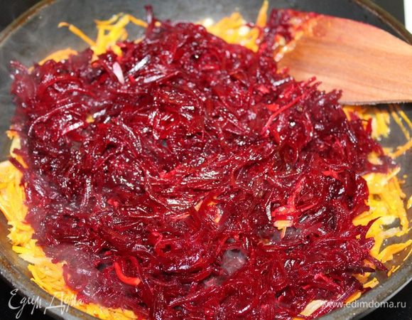 Добавить к моркови отваренную и натертую свеклу.