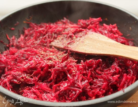 Специи, сахар, посолить, поперчить и готовить на небольшом огне 15 минут, помешивая.