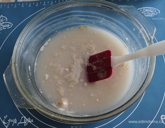 Развести дрожжи теплой воде со 1 ст.л муки. Оставить минут на 10.
