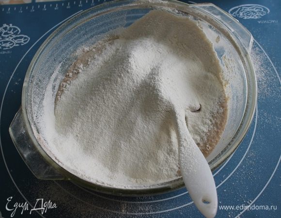 Затем просеять оба вида муки.