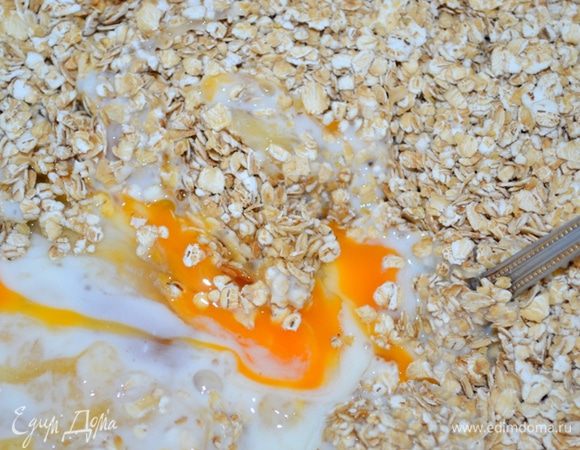 Хлопья заливаем кефиром.
Добавляем яйца и сахар. 