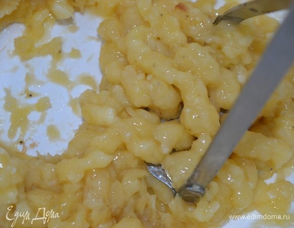 Измельчаем бананы в пюре и добавляем его в тесто.