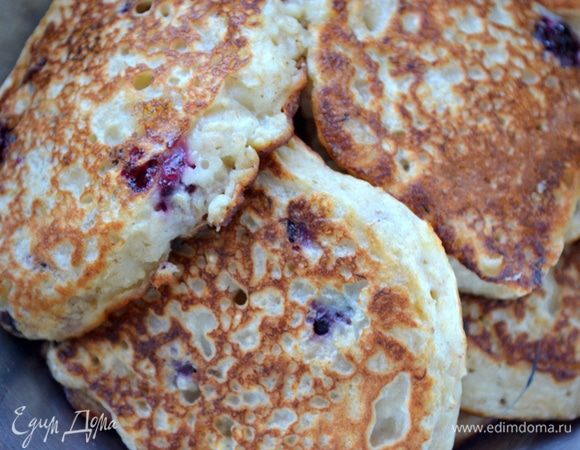 Оладушки обладают ярко выраженным банановым вкусом, легкой кислинкой и приятным цветом, которые дает ежевика. А благодаря хлопьям получаются очень нежными.